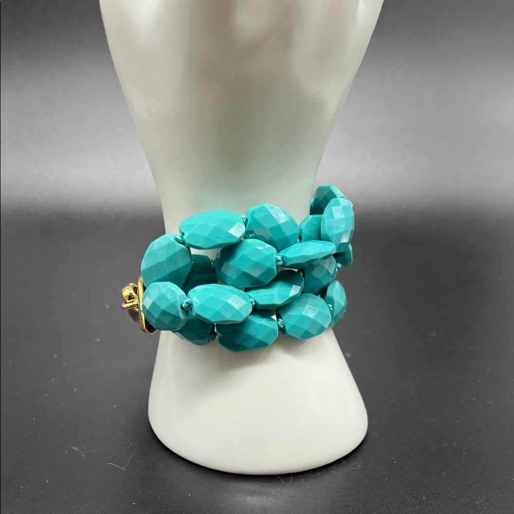 Chic Turquoise Gemstone Bracelet with Gold Accents